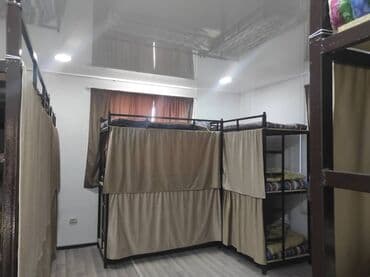Места в хостеле. - Каждое место оснащено плотной шторой для at lalafo.kg Места в хостеле. - Каждое место оснащено плотной шторой для