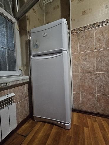 Холодильник Indesit, двухкамерный (верхняя морозильная камера, нижняя at lalafo.kg Холодильник Indesit, двухкамерный (верхняя морозильная камера, нижняя