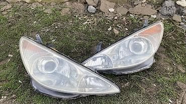 Комплект передних фар Toyota 2000 г., Оригинал at lalafo.kg Комплект передних фар Toyota 2000 г., Оригинал