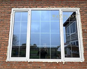 Пластиковое окно с белым ПВХ-профилем и декоративной раскладкой at lalafo.kg Пластиковое окно с белым ПВХ-профилем и декоративной раскладкой