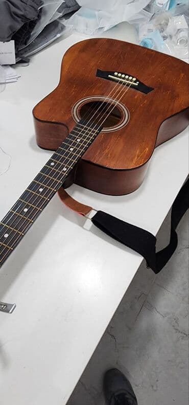 Акустическая гитара, форма корпуса дредноут с вырезом. Корпус из at lalafo.kg Акустическая гитара, форма корпуса дредноут с вырезом. Корпус из