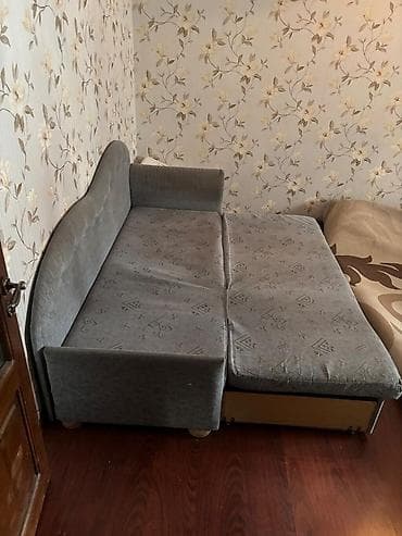 Компактный раскладной диван-кровать с подлокотниками и изогнутой at lalafo.kg Компактный раскладной диван-кровать с подлокотниками и изогнутой