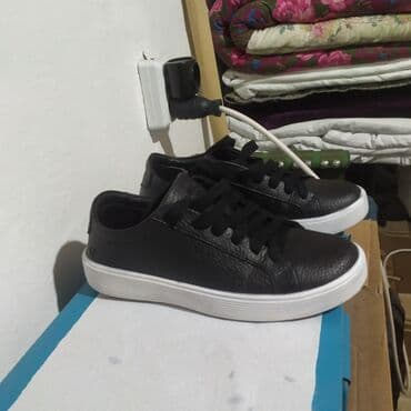 Черные низкие кеды/кроссовки в классическом стиле. - Верх: черная at lalafo.kg Черные низкие кеды/кроссовки в классическом стиле. - Верх: черная