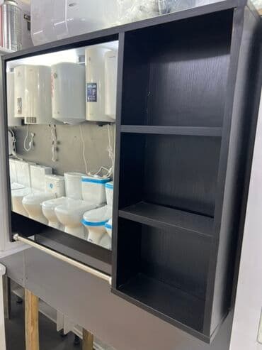 Настенный шкафчик из темного дерева с зеркальной дверцей и открытыми at lalafo.kg Настенный шкафчик из темного дерева с зеркальной дверцей и открытыми