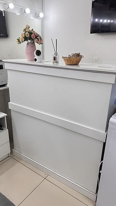 Стойка администратора/ресепшн, белая - Материал: ЛДСП с декоративными at lalafo.kg Стойка администратора/ресепшн, белая - Материал: ЛДСП с декоративными
