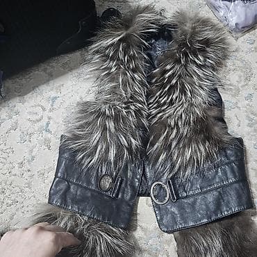 Жилетка из кожи с отделкой длинным мехом - Цвет: черный (основа) + at lalafo.kg Жилетка из кожи с отделкой длинным мехом - Цвет: черный (основа) +