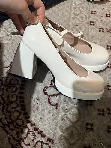 Белые туфли Mary Jane на устойчивом высоком каблуке и платформе. - at lalafo.kg Белые туфли Mary Jane на устойчивом высоком каблуке и платформе. -