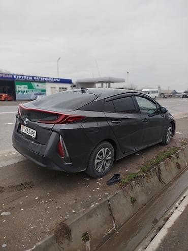 Toyota Prius: 2017 г., 1.8 л, Вариатор, Гибрид, Лифтбек at lalafo.kg Toyota Prius: 2017 г., 1.8 л, Вариатор, Гибрид, Лифтбек