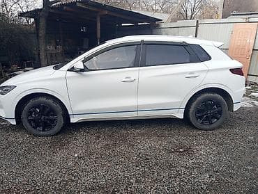 Кроссовер белого цвета с черными легкосплавными дисками. Кузов с at lalafo.kg Кроссовер белого цвета с черными легкосплавными дисками. Кузов с