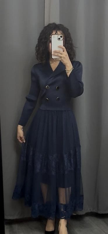 Платье-пиджак в темно-синем цвете, миди длина. - Верх: жакетный крой at lalafo.kg Платье-пиджак в темно-синем цвете, миди длина. - Верх: жакетный крой