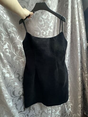 Черное бархатное мини‑платье на тонких бретельках. - Силуэт at lalafo.kg Черное бархатное мини‑платье на тонких бретельках. - Силуэт