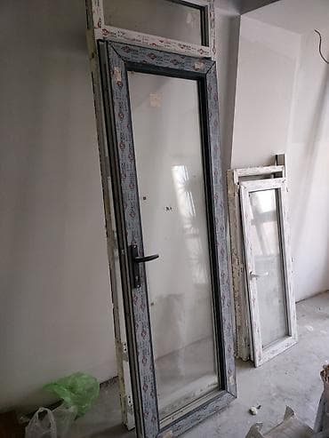 Пластиковая дверь, Б/у, Со стеклом at lalafo.kg Пластиковая дверь, Б/у, Со стеклом