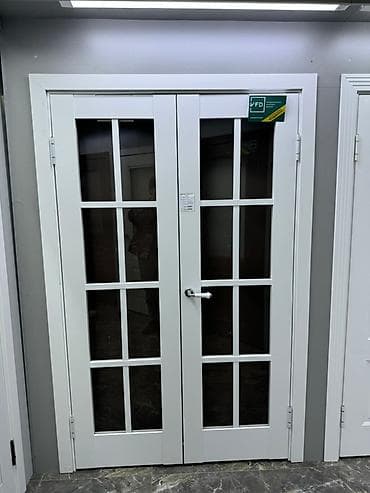 Эти белые двустворчатые двери со стеклянными вставками добавят света и at lalafo.kg Эти белые двустворчатые двери со стеклянными вставками добавят света и