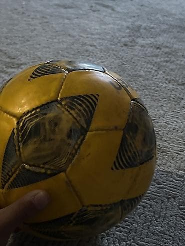 Футбольный мяч Molten. - Бренд: Molten (логотип на панели) - Серия at lalafo.kg Футбольный мяч Molten. - Бренд: Molten (логотип на панели) - Серия