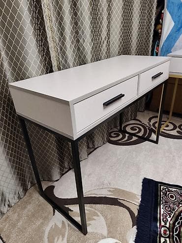 Компактный стол в современном стиле с двумя выдвижными ящиками. - at lalafo.kg Компактный стол в современном стиле с двумя выдвижными ящиками. -