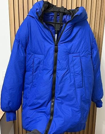 Яркая утеплённая парка/пуховик насыщенно‑синего цвета. Особенности: - at lalafo.kg Яркая утеплённая парка/пуховик насыщенно‑синего цвета. Особенности: -