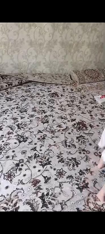 Большой ковёр в классическом стиле с нежным цветочным орнаментом и at lalafo.kg Большой ковёр в классическом стиле с нежным цветочным орнаментом и