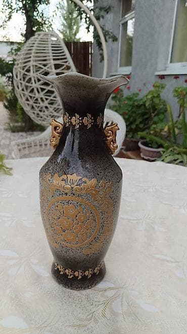 Декоративная ваза из керамики/фарфора с рельефным золотистым at lalafo.kg Декоративная ваза из керамики/фарфора с рельефным золотистым
