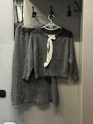 Вязаный костюм из мягкого пушистого трикотажа в графитовом цвете at lalafo.kg Вязаный костюм из мягкого пушистого трикотажа в графитовом цвете