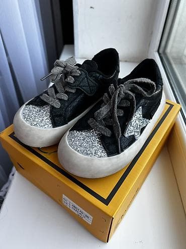 Детские кеды с блёстками - Цвет: чёрный с серебристыми акцентами - at lalafo.kg Детские кеды с блёстками - Цвет: чёрный с серебристыми акцентами -