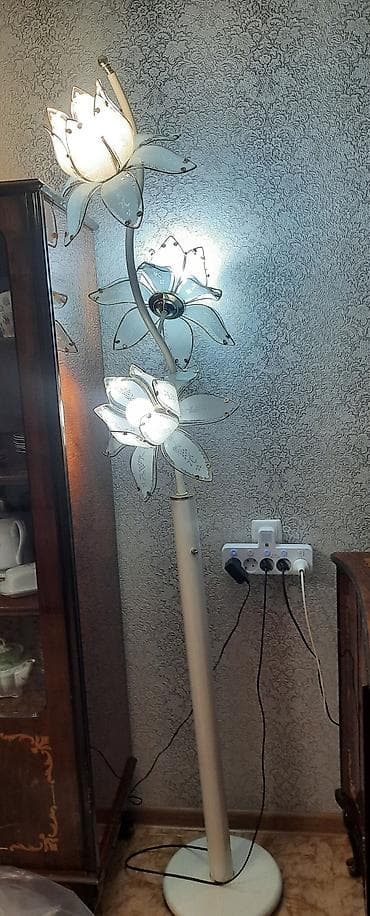 Торшер напольный с декоративными плафонами в форме цветков. - at lalafo.kg Торшер напольный с декоративными плафонами в форме цветков. -
