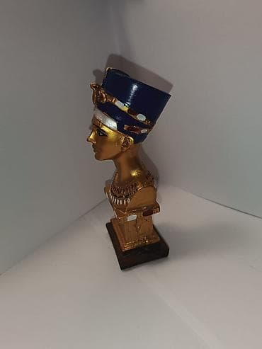 Бюст Неферти — египетская золотая настольная статуэтка. Специально из at lalafo.kg Бюст Неферти — египетская золотая настольная статуэтка. Специально из