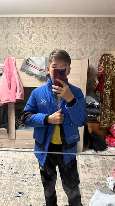 Детская/подростковая утеплённая куртка - Цвет: ярко‑синий с чёрными at lalafo.kg Детская/подростковая утеплённая куртка - Цвет: ярко‑синий с чёрными