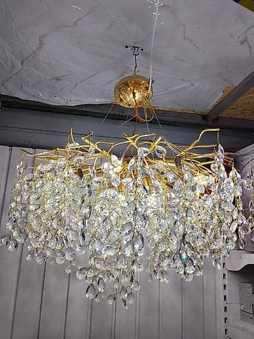 Подвесная люстра с хрустальными подвесками и золотистой фурнитурой - at lalafo.kg Подвесная люстра с хрустальными подвесками и золотистой фурнитурой -