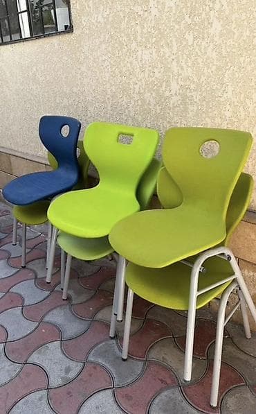 Стулья пластиковые на металлических ножках, модель для учебных at lalafo.kg Стулья пластиковые на металлических ножках, модель для учебных
