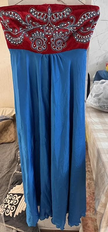 Вечернее студящееся платье в пол без бретелек в национальном стиле от at lalafo.kg Вечернее студящееся платье в пол без бретелек в национальном стиле от