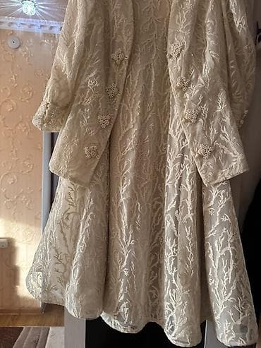 Нарядный комплект: платье и укороченный жакет в одном тоне айвори at lalafo.kg Нарядный комплект: платье и укороченный жакет в одном тоне айвори