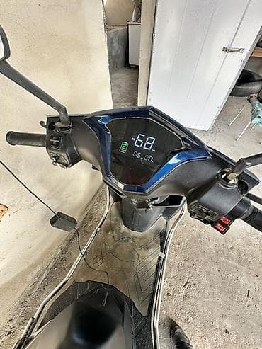 Электроскутер (синего цвета) с цифровой приборной панелью и задним at lalafo.kg Электроскутер (синего цвета) с цифровой приборной панелью и задним