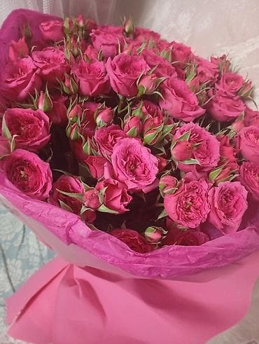 Пышный букет кустовых роз насыщенного малинового оттенка. - Состав at lalafo.kg Пышный букет кустовых роз насыщенного малинового оттенка. - Состав