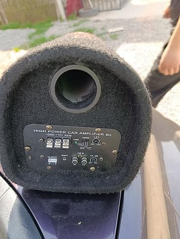 Автомобильный сабвуфер в тубе с встроенным усилителем почти новый at lalafo.kg Автомобильный сабвуфер в тубе с встроенным усилителем почти новый