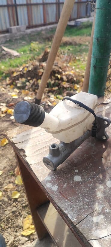 Главный тормозной цилиндр с бачком и датчиком уровня жидкости. от at lalafo.kg Главный тормозной цилиндр с бачком и датчиком уровня жидкости. от