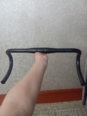 Шоссейный руль (drop bar) - Тип: изогнутый шоссейный руль с нижним at lalafo.kg Шоссейный руль (drop bar) - Тип: изогнутый шоссейный руль с нижним