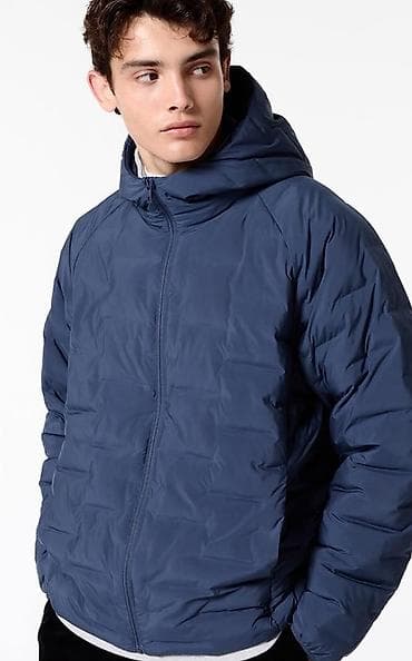 Мужская куртка Uniqlo с капюшоном, синяя - Тип: легкая at lalafo.kg Мужская куртка Uniqlo с капюшоном, синяя - Тип: легкая