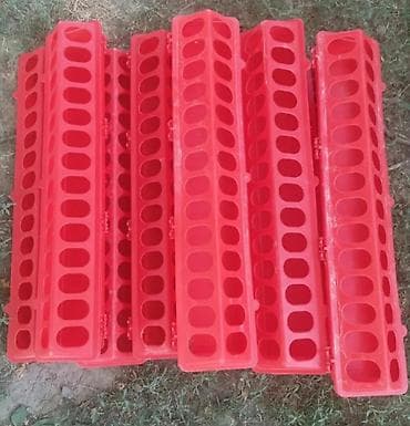 Кормушка для цыплят Качественная и удобная кормушка для цыплят at lalafo.kg Кормушка для цыплят Качественная и удобная кормушка для цыплят