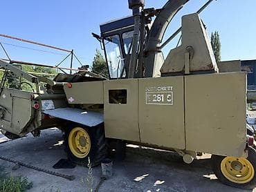 Кукурузоуборочный комбайн Fortschritt E 281 C - Самоходный at lalafo.kg Кукурузоуборочный комбайн Fortschritt E 281 C - Самоходный