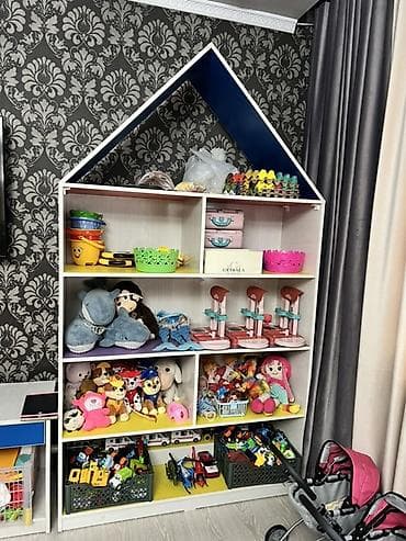 Стеллаж-домик для детской комнаты - Форма в виде домика с двускатной at lalafo.kg Стеллаж-домик для детской комнаты - Форма в виде домика с двускатной