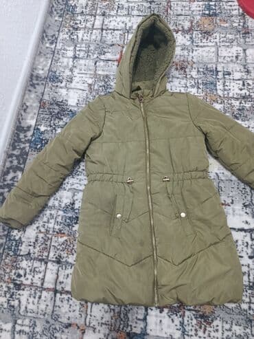 Утеплённая парка/пуховик для девочки, оливковый цвет. - Длина at lalafo.kg Утеплённая парка/пуховик для девочки, оливковый цвет. - Длина