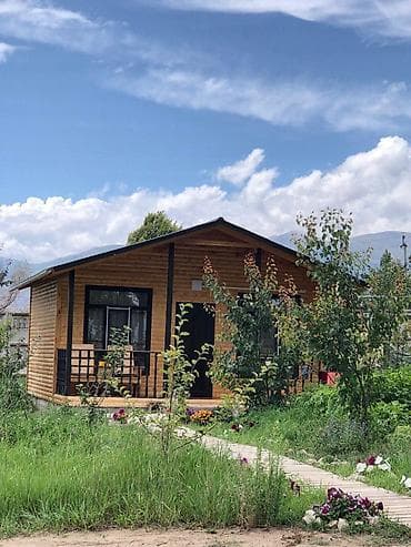 Дачный дом с террасой на зелёном участке Продается участок с at lalafo.kg Дачный дом с террасой на зелёном участке Продается участок с