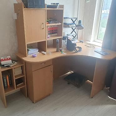 Продается стол ученический, угловой. Функциональный . В хорошем at lalafo.kg Продается стол ученический, угловой. Функциональный . В хорошем