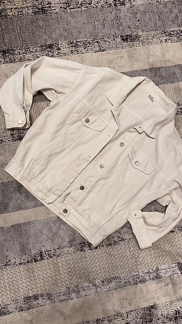 Белая джинсовая куртка (деним) - Классический фасон с отложным at lalafo.kg Белая джинсовая куртка (деним) - Классический фасон с отложным