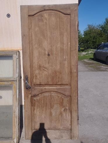 Деревянные двери и оконные рамы - Дверь межкомнатная из массива at lalafo.kg Деревянные двери и оконные рамы - Дверь межкомнатная из массива