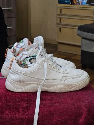 Кроссовки в идеальное состоянии, размер 38.5
Хорошего качества at lalafo.kg Кроссовки в идеальное состоянии, размер 38.5
Хорошего качества