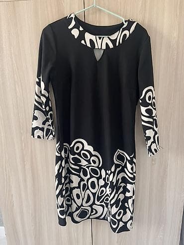 Платье прямого кроя с графичным принтом - Цвет: чёрный с контрастным at lalafo.kg Платье прямого кроя с графичным принтом - Цвет: чёрный с контрастным