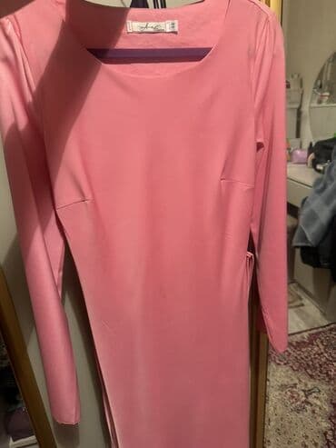 Платье миди/макси нежно‑розового цвета. Характеристики: - Прямой at lalafo.kg Платье миди/макси нежно‑розового цвета. Характеристики: - Прямой