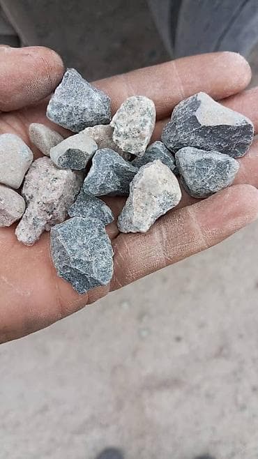 Щебень серого цвета, состоящий из камней среднего размера. Подходит lalafo.kg да Щебень серого цвета, состоящий из камней среднего размера. Подходит