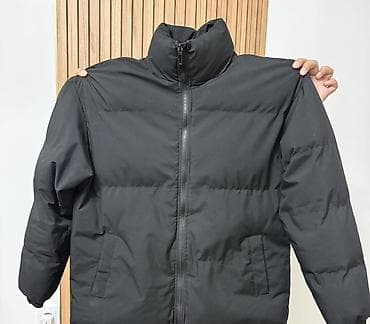 Черная утепленная куртка-пуховик унисекс. - Прямой силуэт, длина до at lalafo.kg Черная утепленная куртка-пуховик унисекс. - Прямой силуэт, длина до